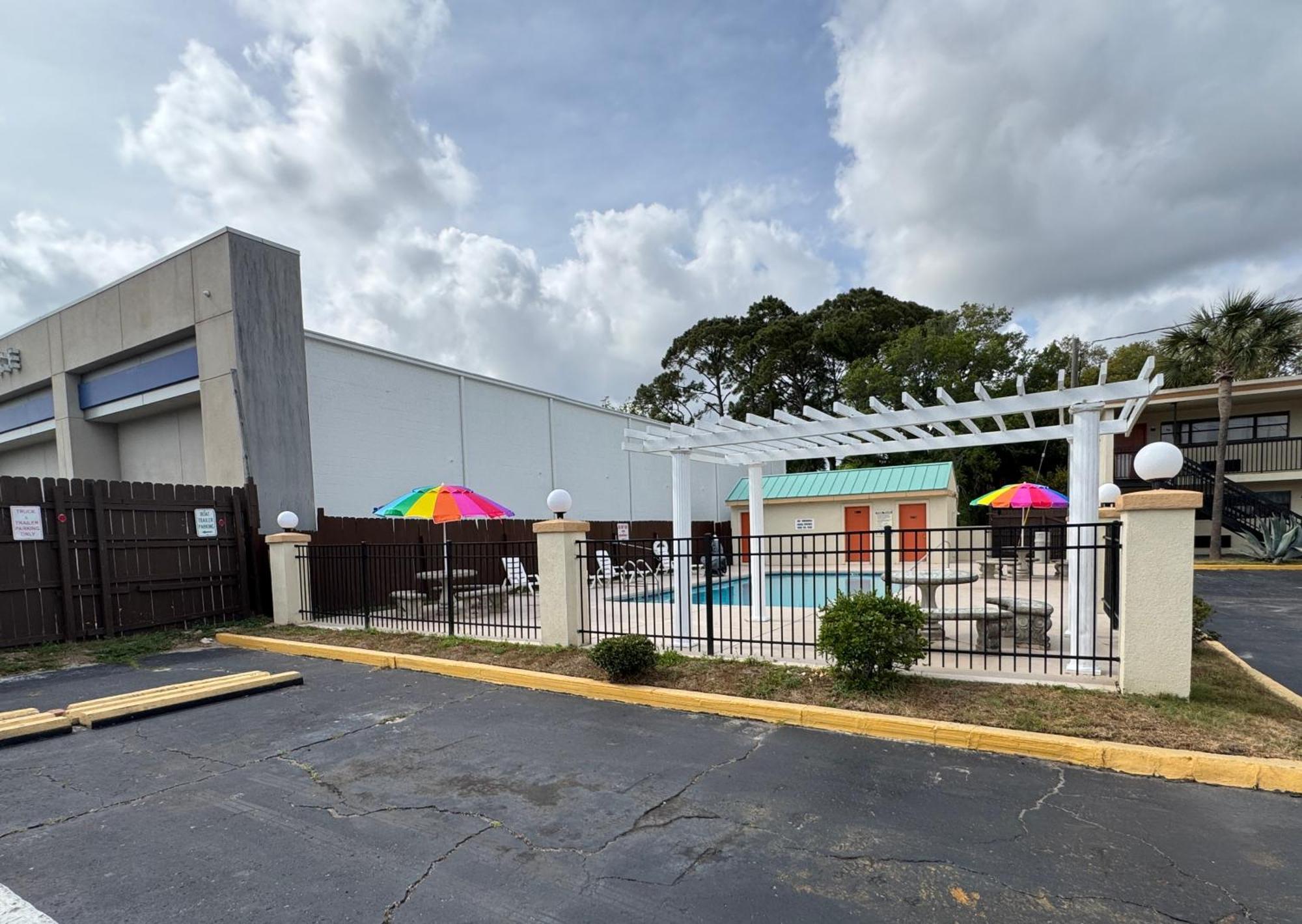 Hole Inn The Wall Hotel - Fort Walton Beach - Sunset Plaza - Nearby Beaches & Hurlburt Exterior foto